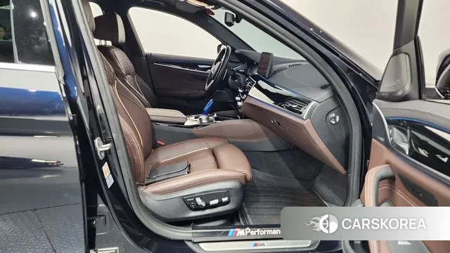 BMW 5 Series (G30) 2022 Черный из Кореи, фото 2