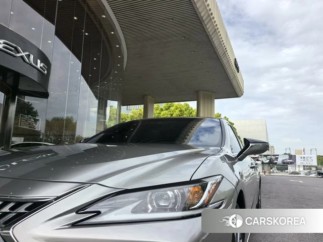 Lexus ES 2022 Серебристо-серый из Китая, фото 2