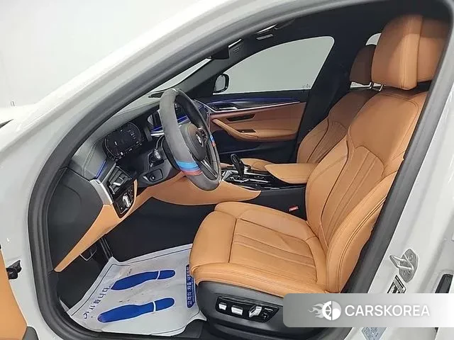 BMW 5 Series (G30) 2022 Белый из Кореи, фото 2