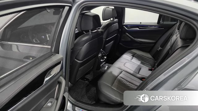 BMW 5 Series (G30) 2022 Серебристо-серый из Кореи, фото 2