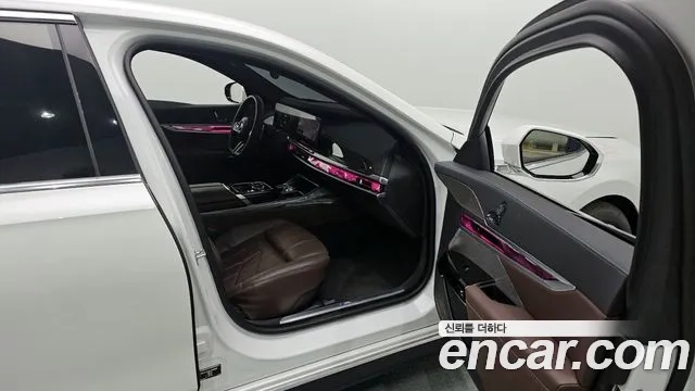 BMW 7 Series (G70) 2023 Белый из Кореи, фото 2