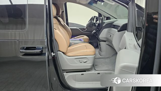 Hyundai Staria 2023 Черный из Кореи, фото 2