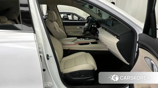 Genesis GV70 2023 Белый из Кореи, фото 2