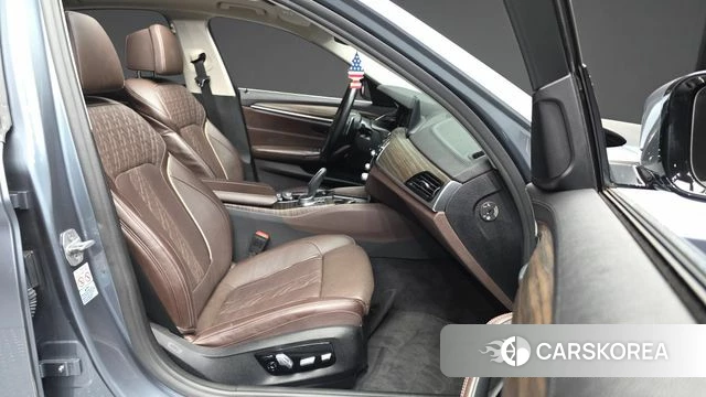 BMW 5 Series (G30) 2018 Серебристо-серый из Кореи, фото 2