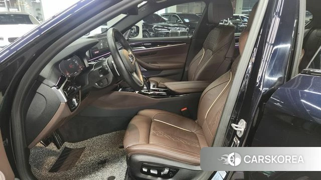 BMW 5 Series (G30) 2023 Черный из Кореи, фото 2