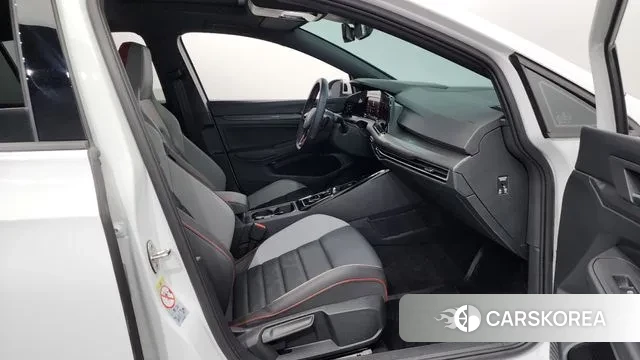 Volkswagen Golf 8th Generation 2024 Белый из Кореи, фото 2