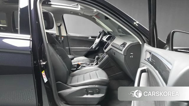 Volkswagen Tiguan second Generation 2022 Черный из Кореи, фото 2