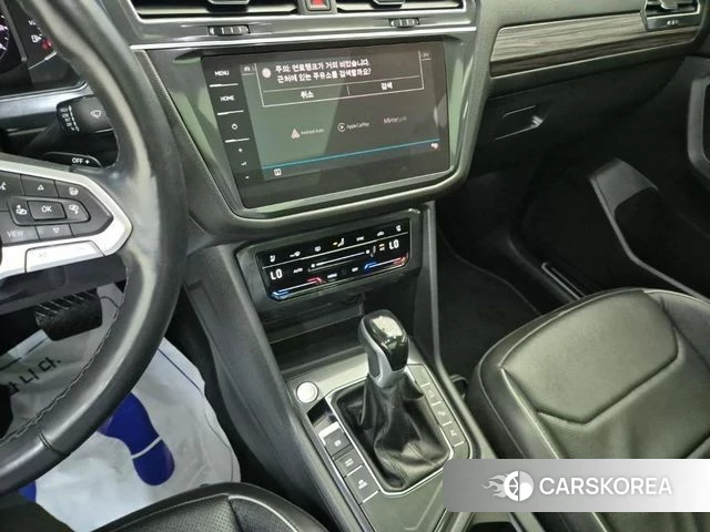 Volkswagen Tiguan Allspace 2023 Белый из Кореи, фото 2