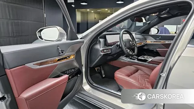 BMW 7 Series (G70) 2023 Серый из Кореи, фото 2