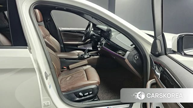 BMW 5 Series (G30) 2022 Белый из Кореи, фото 2