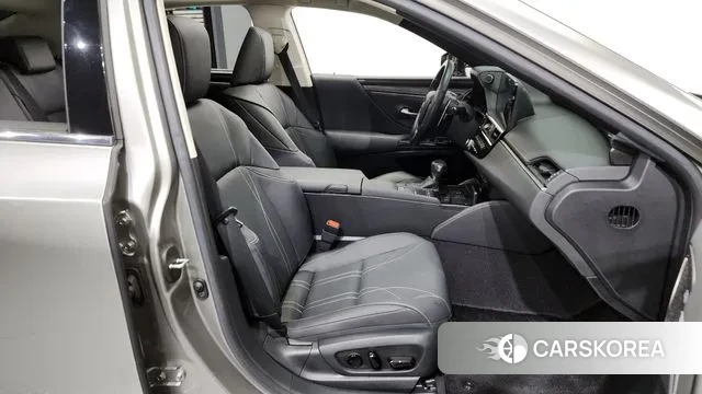 Lexus ES300h 7th generation 2022 Песочный из Кореи, фото 2