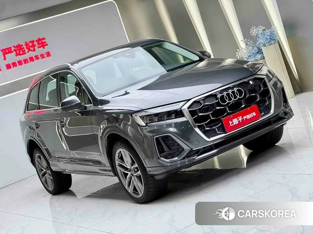 Audi Q7 2024 Серебристо-серый из Китая, фото 2