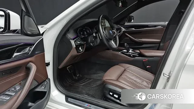 BMW 5 Series (G30) 2022 Белый из Кореи, фото 2