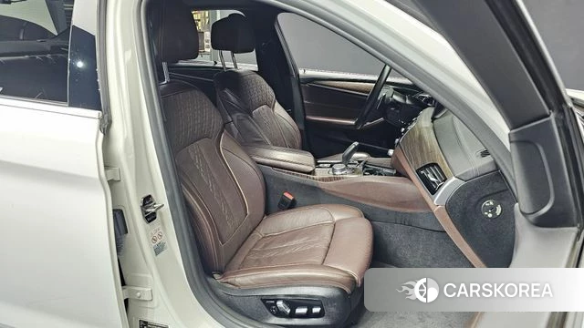 BMW 5 Series (G30) 2018 Белый из Кореи, фото 2