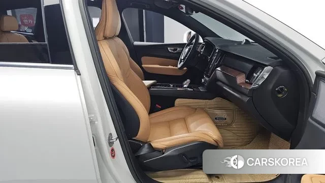 Volvo XC60 second Generation 2022 Белый из Кореи, фото 2