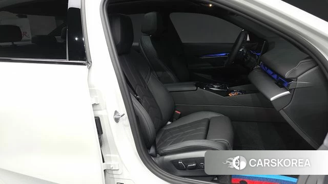 BMW 5 Series (G60) 2025 Белый из Кореи, фото 2