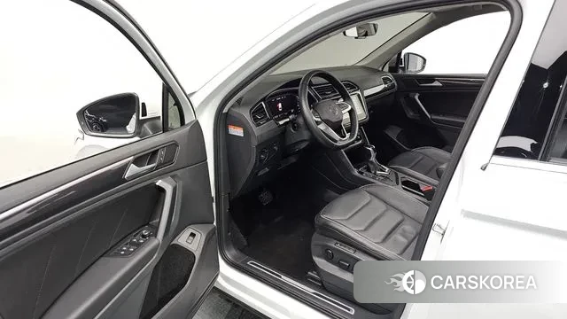 Volkswagen Tiguan second Generation 2022 Белый из Кореи, фото 2