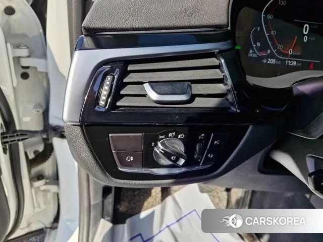 BMW 5 Series (G30) 2022 Белый из Кореи, фото 2