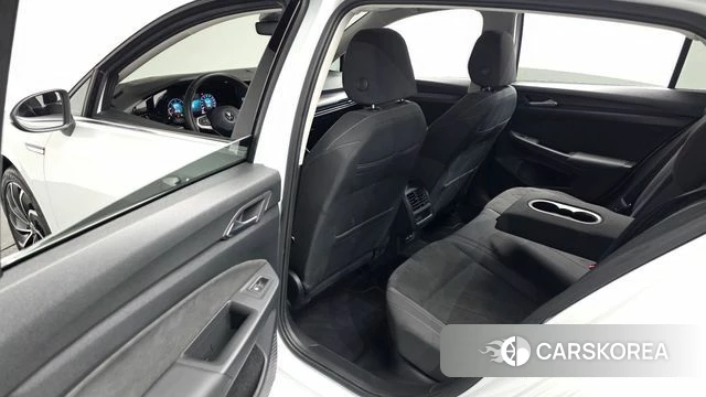 Volkswagen Golf 8th Generation 2023 Белый из Кореи, фото 2