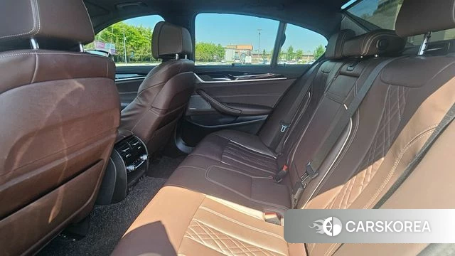 BMW 5 Series (G30) 2023 Белый из Кореи, фото 2