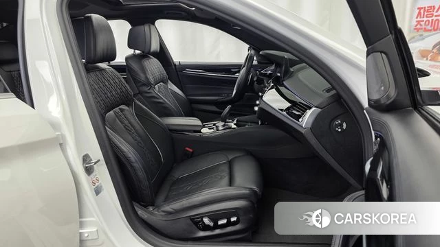BMW 5 Series (G30) 2020 Белый из Кореи, фото 2