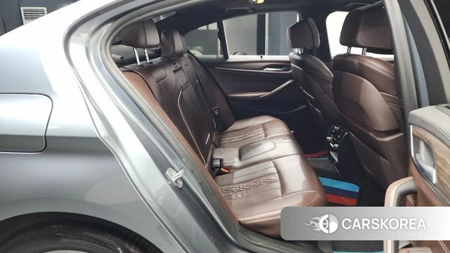 BMW 5 Series (G30) 2018 Серебристо-серый из Кореи, фото 2