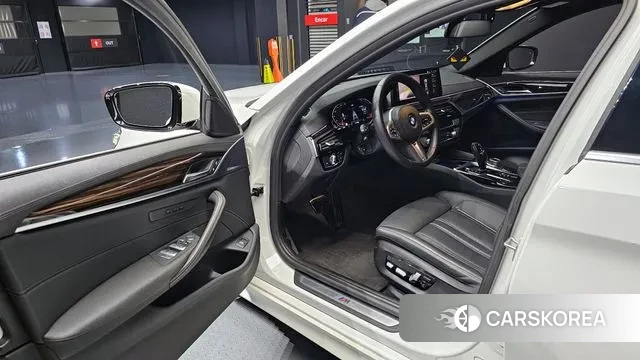 BMW 5 Series (G30) 2022 Белый из Кореи, фото 2