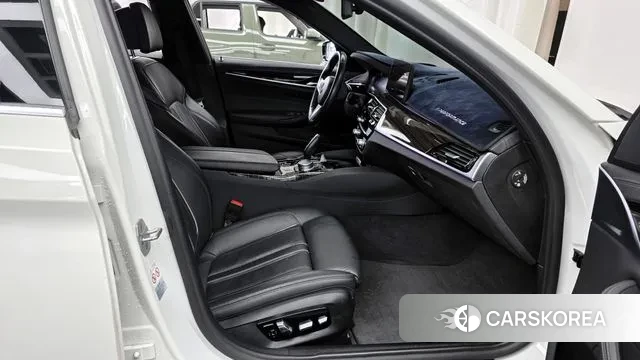 BMW 5 Series (G30) 2021 Белый из Кореи, фото 2