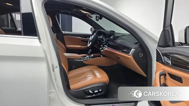 BMW 5 Series (G30) 2022 Белый из Кореи, фото 2