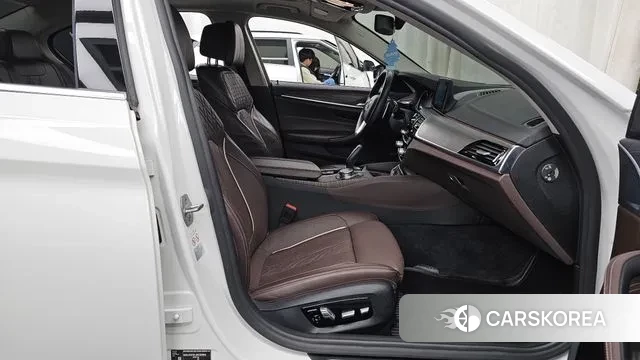 BMW 5 Series (G30) 2018 Белый из Кореи, фото 2