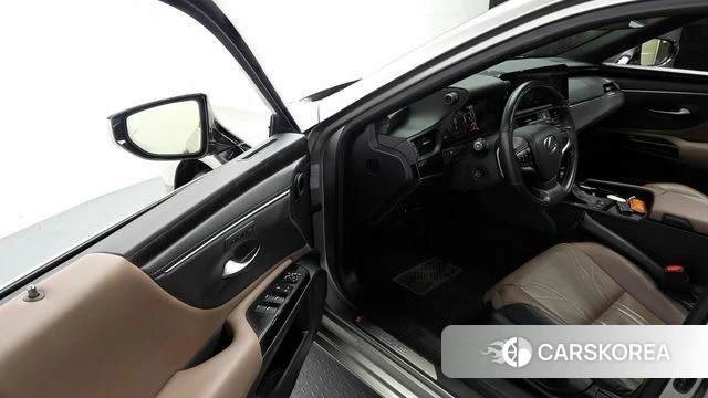 Lexus ES300h 7th generation 2023 Серебряный из Кореи, фото 2