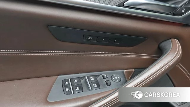 BMW 5 Series (G30) 2019 Черный из Кореи, фото 2
