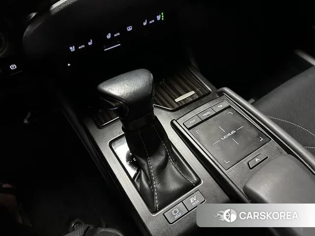 Lexus ES300h 7th generation 2018 Серебряный из Кореи, фото 2