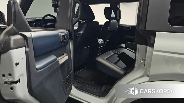 Ford Bronco 6th Generation 2023 Серебристо-серый из Кореи, фото 2