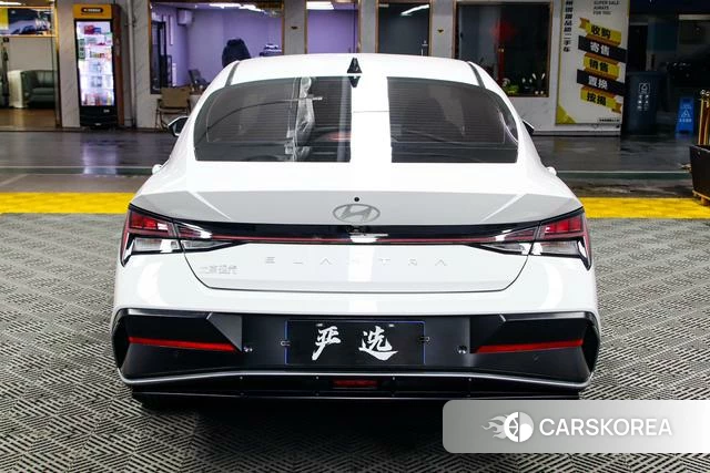 Hyundai Elantra 2023 Белый из Китая, фото 2