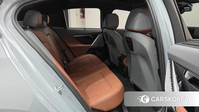 BMW 5 Series (G60) 2025 Серый из Кореи, фото 2