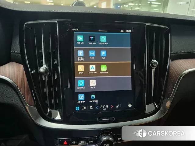 Volvo V60 Cross-Country 2nd Generation 2025 Белый из Кореи, фото 2