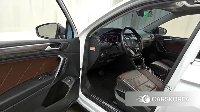 Volkswagen Tiguan Allspace 2022 Белый из Кореи, фото 2