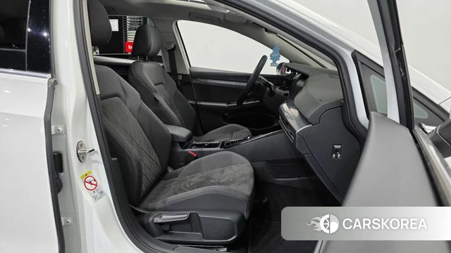 Volkswagen Golf 8th Generation 2023 Белый из Кореи, фото 2