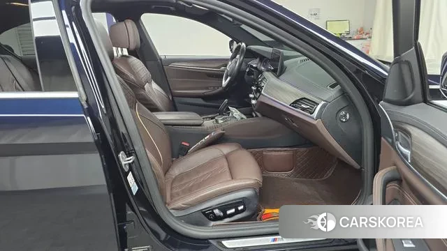 BMW 5 Series (G30) 2021 Черный из Кореи, фото 2