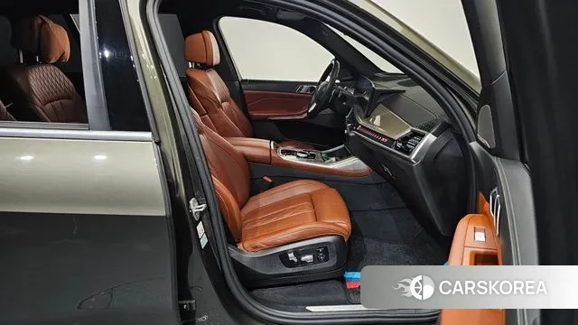 BMW X7 (G07) 2023 Песочный из Кореи, фото 2