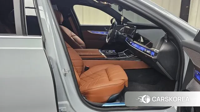 BMW 7 Series (G70) 2025 Светло-серебряный цвет из Кореи, фото 2