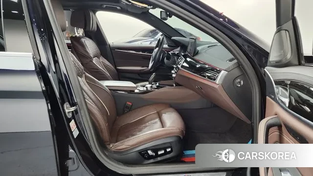 BMW 5 Series (G30) 2022 Черный из Кореи, фото 2