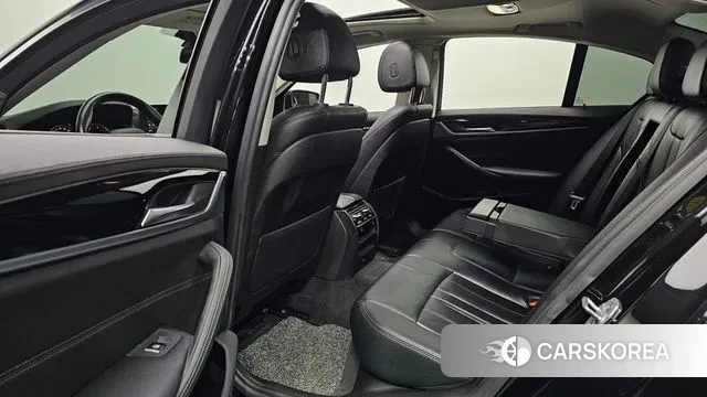 BMW 5 Series (G30) 2018 Черный из Кореи, фото 2