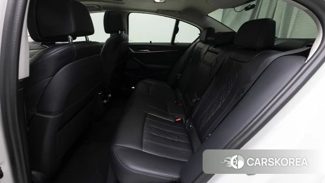 BMW 5 Series (G30) 2023 Белый из Кореи, фото 2