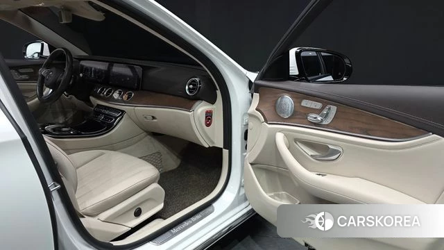 Mercedes-Benz E-Class W213 2018 Белый из Кореи, фото 2