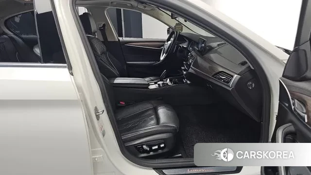 BMW 5 Series (G30) 2018 Белый из Кореи, фото 2