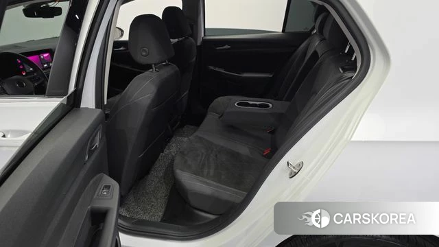 Volkswagen Golf 8th Generation 2023 Белый из Кореи, фото 2