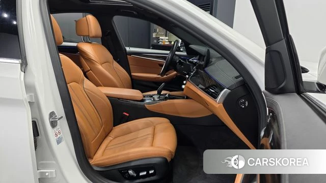 BMW 5 Series (G30) 2021 Белый из Кореи, фото 2