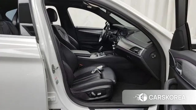 BMW 5 Series (G30) 2018 Белый из Кореи, фото 2